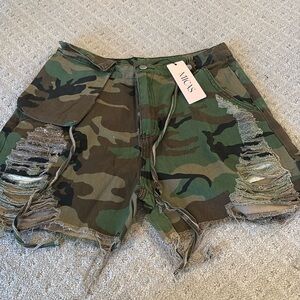 Micas cargo army print shorts NWT
